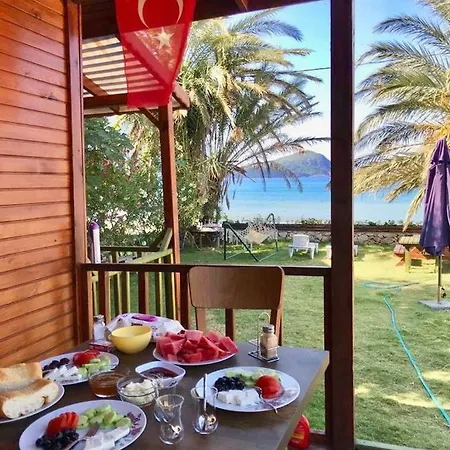 Adam's Bungalows&camping בית אירוח *