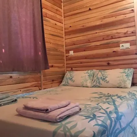Adam's Bungalows&camping בית אירוח *
